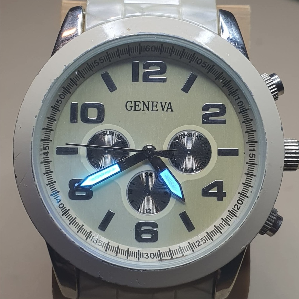 🦋10/$20🦋 Geneva Silver/Tan/MOP Plastic Women's Watch
